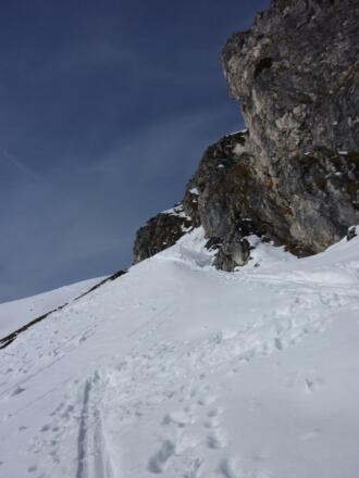 Links an den Felsen vorbei