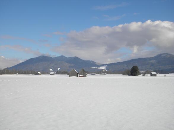 Winterzauber auf dem Moosrundweg zu Benediktbeuern, mit Euzenauer Kopf, Angerlkopf und Fahrtkopf im Hintergrund