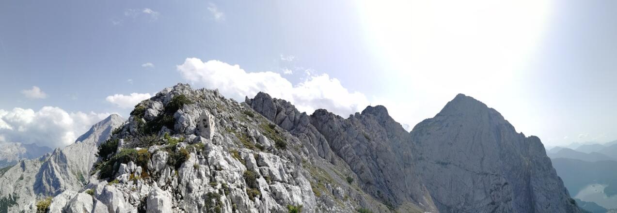 Gratverlauf zum Kleinen Waxenstein (Gipfelkreuz erkennbar); rechts der Große Waxenstein