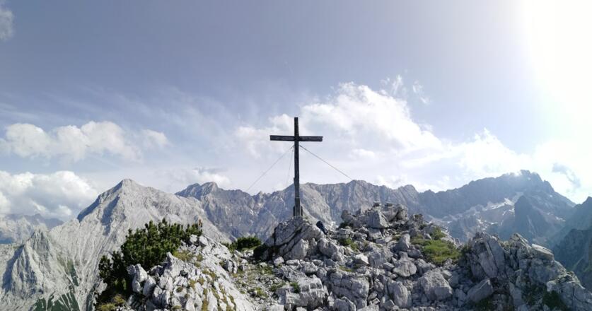 Gipfelpanorama. Im Hintergrund der Jubiläumsgrat von der Alpspitze (links) bis zur Zugspitze (rechts)