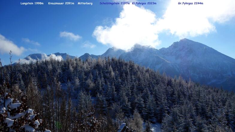 Hallermauern, bewaldeter Ilmitzberg Hauptgipfel 1303m vorne