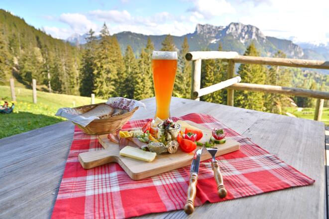Brotzeit auf der Haaralm