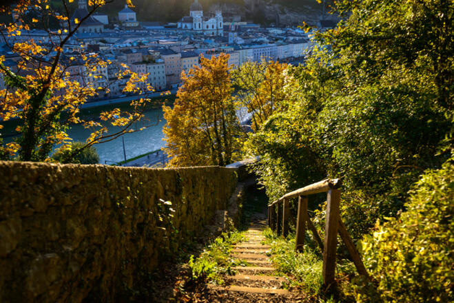 Stiege mit Aussicht am Kapuzinerberg
