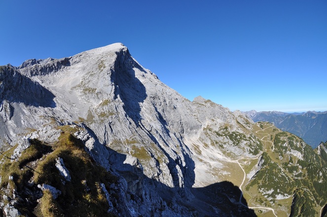 Links in der Wand kaum sichtbar der Steig