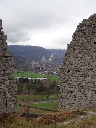 Burgruine Werdenfels, mit Blick auf Garmisch-Partenkirchen