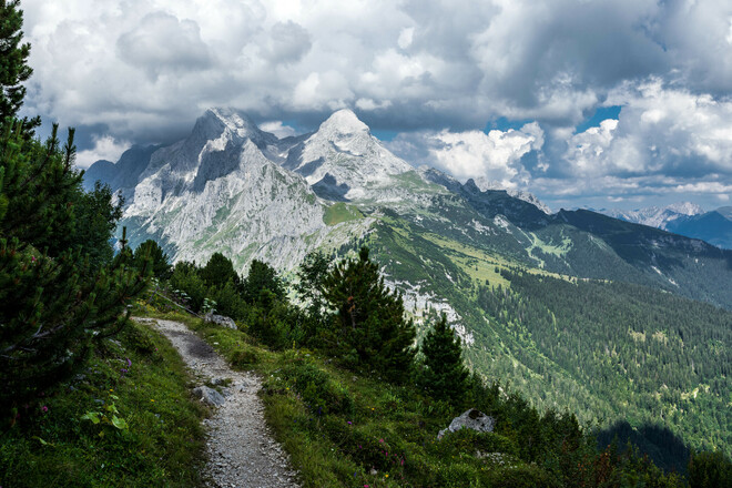 Wanderpfad mit Zugspitzmassiv im Hintergrund