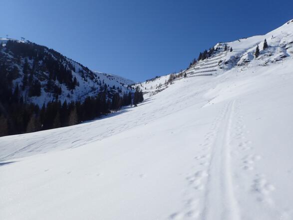 Unterhalb der Lawinenbauten nach links ins Hüttenkar