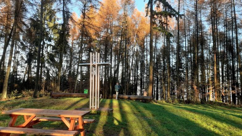 Pilgerkreuz am Kürnberg (526 m) mit Rastplatz.