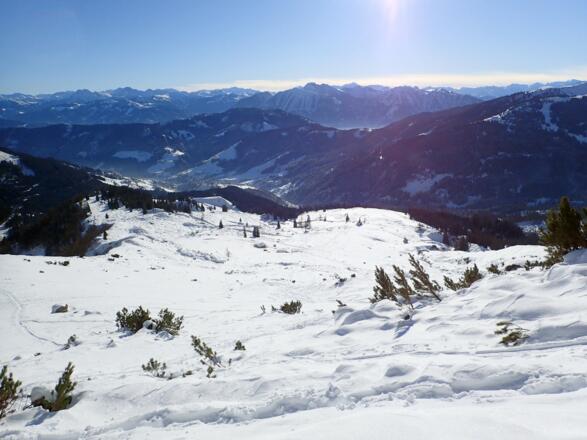 Die Aussicht vom First reicht bis in die Hohen Tauern