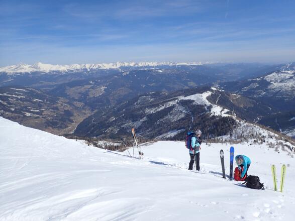 Links im Hintergrund ist der Preber zu sehen