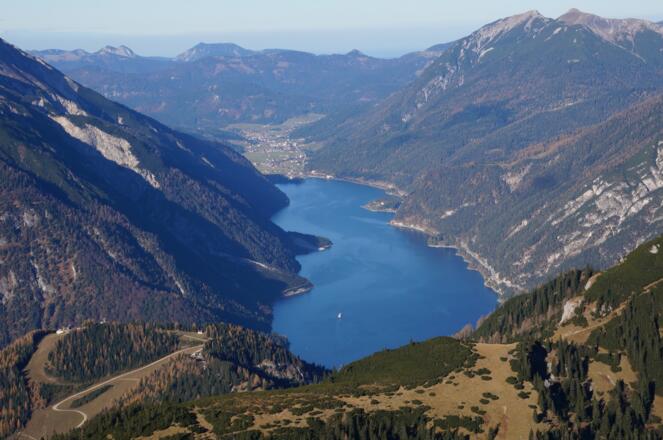 Der Achensee ist am Grat meist im Blick.