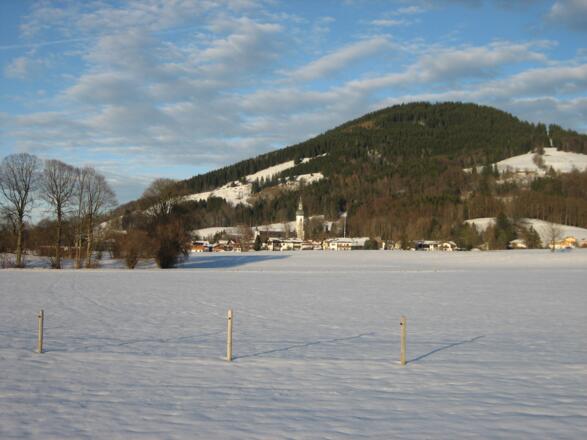 Blick auf das winterliche Elbach mit Schwarzenberg