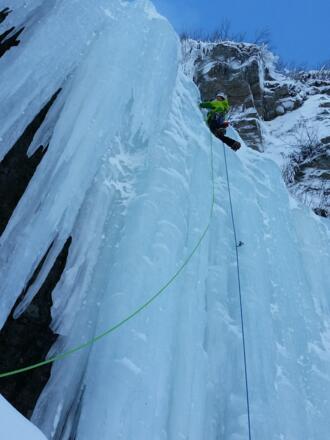 Der senkrechte Eisvorhang in der vierten Seillänge.