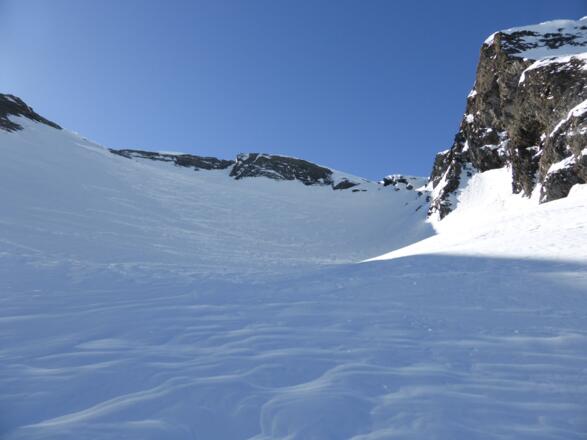 Steilhang hinaus zum Gipfelgrat