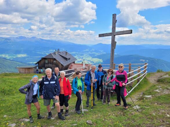 Das Gipfelkreuz direkt bei der Speiereck Hütte