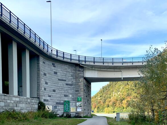 Der Donauradweg unter der Donaubrücke Grein