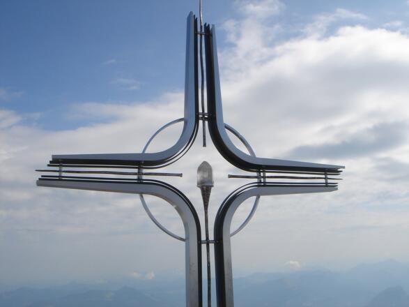 Kunstvoll gestaltetes Gipfelkreuz