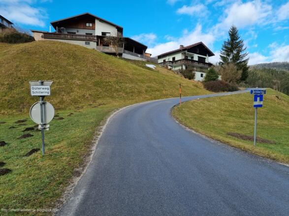 Zuerst eine Asphaltstraße hoch