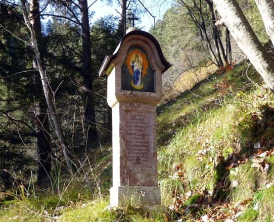 Das Marterl erinnert an ein Geschwisterpaar, das am Karsamstag 1926 beim Blumenpflücken verunglückte.