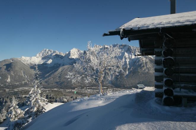 Am Gipfel steht eine offene Unterstandhütte