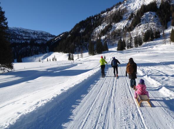 Den flachen Weg von der Vorder- zur Hintergnadenalm teilen sich die Winterwanderer und die Tourengeher.