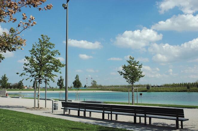 Der BUGA-See bietet eine Promenade am Ufer.