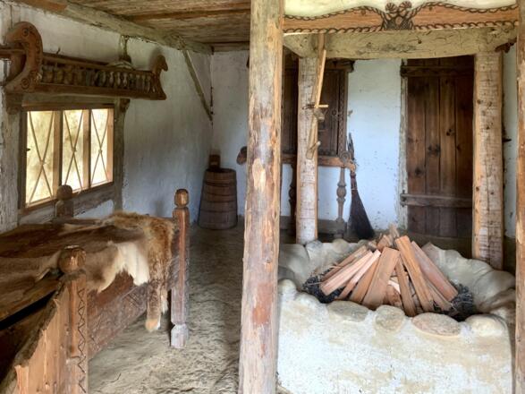 Feuerstelle und Liegestatt im Herrenhaus im Keltendorf Mitterkirchen