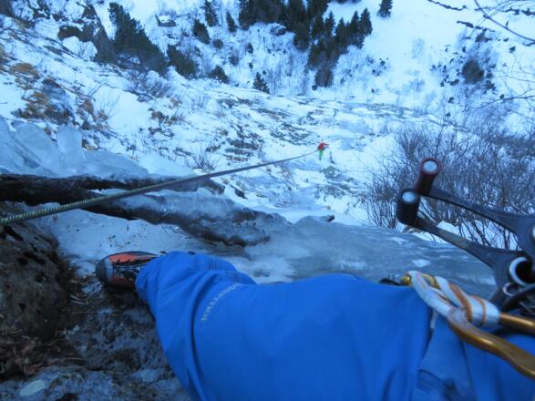 Tiefblick vom dritten Standplatz hinunter in die 3. Seillänge.
