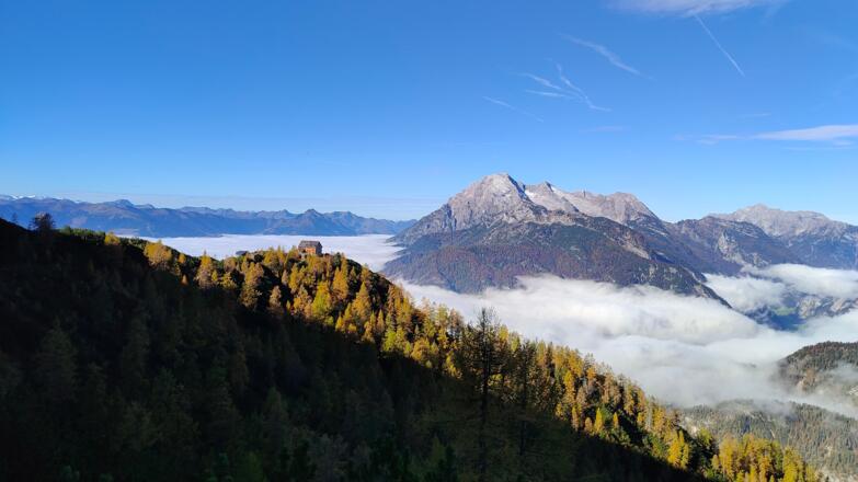 Peter-Wiechenthaler Hütte mit Birnhorn über Nebelmeer