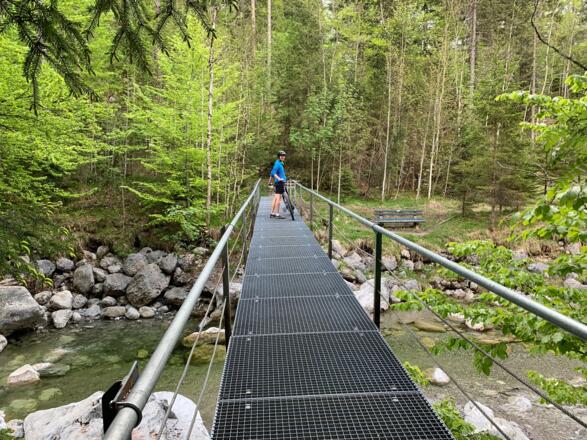 Eine Brücke muss gequert werden.