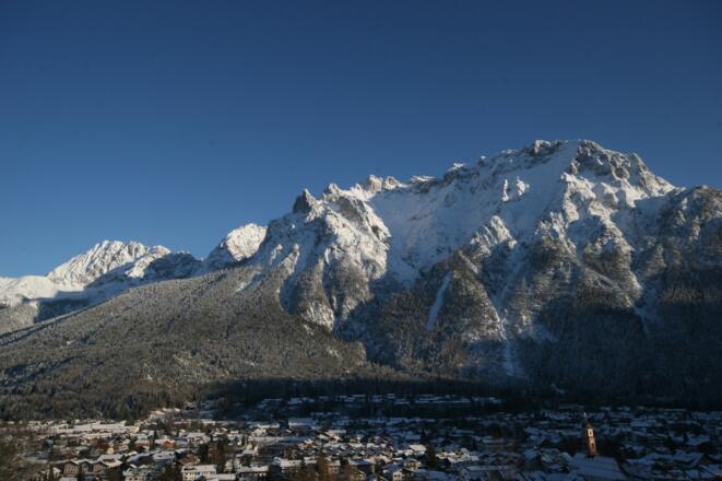 Blick hinab nach Mittenwald mit der darüber aufragenden Viererspitze