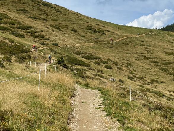 Lockerer Bergauftrail nach der Kleinarler Hütte