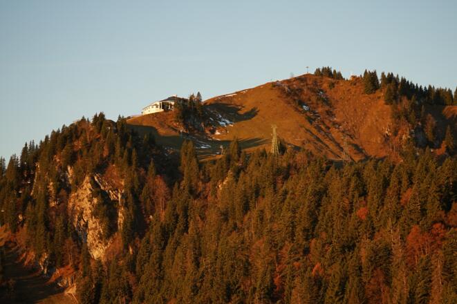 Direkt gegenüber liegt der Brauneck-Gipfel