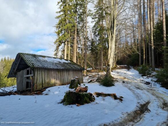 Eine fast verfallene Hütte: