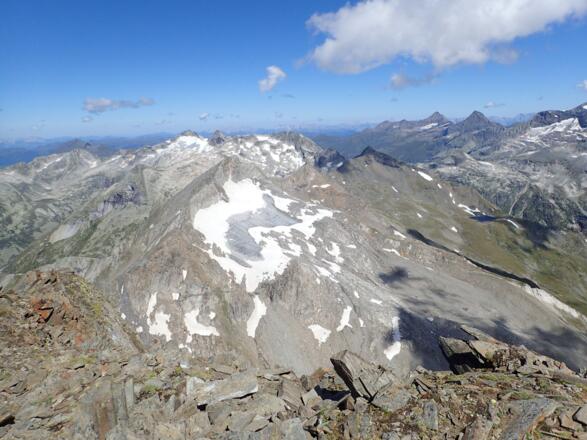 Etwa in Bildmitte: Sonnblick - Granatspitze - Kalser Bärenkopf, re hinten: Kitzsteinhorn - Hocheiser