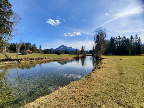 Am Leitzachufer mit Blick auf den Breitenstein