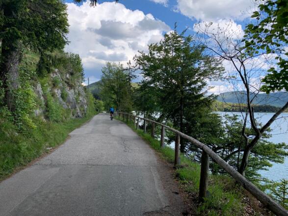 Schöne ausgebaute Straßen entlang des Walchensees.