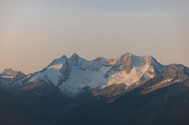 Sensationelle Ausblicke in die östlichen Zillertaler Berge, hier die wilde Reichenspitzgruppe, bietet die Runde über Kröndlhorn und Tristkopf.
