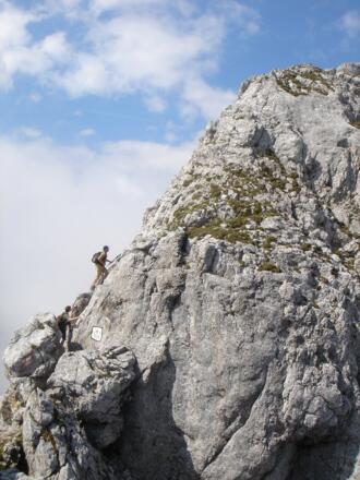 Gesicherte Passage am Grat zum Hohen Brett