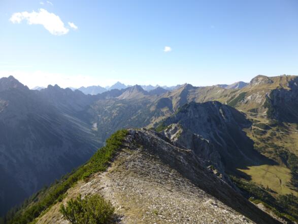Hier soll ein Weg entlang führen? Ja, den gesamten Grat entlang
