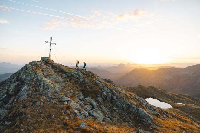 Geschafft - Sonnenaufgang am Gipfel des Schafsiedel.