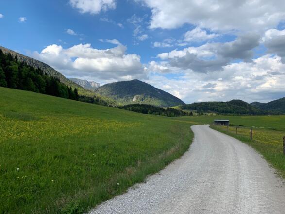 Auf dem Weg in Richtung Jachenau/ Lenggries ist die Benediktenwand ein stetiger Begleiter.
