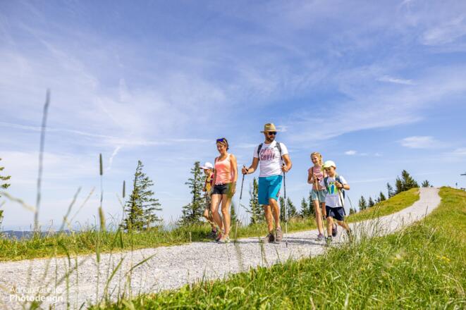 Familie wandert am Brauneck