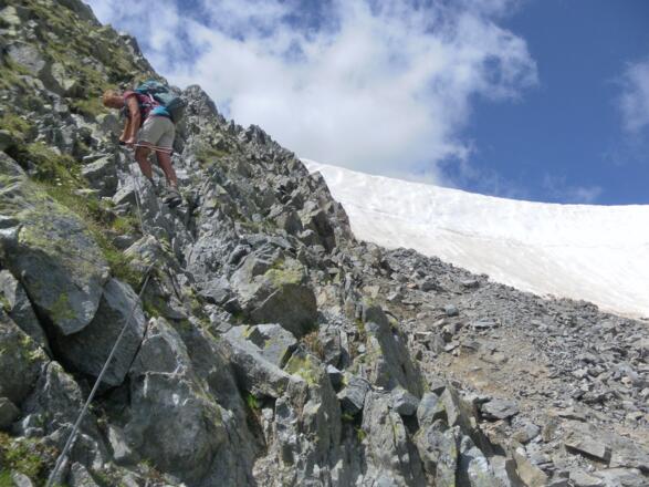 seilgesicherte Kraxelei in die Scharte