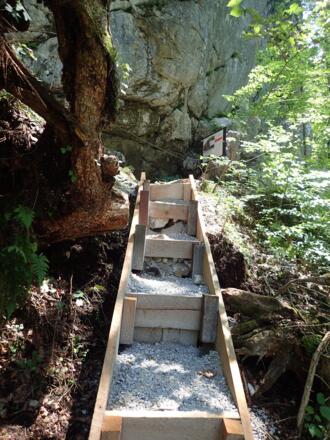 Holzstufen führen zum Einstieg