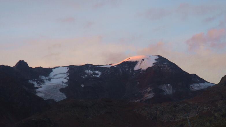 Das Gipfelziel Weißseespitze 3518m in Sicht, Sonnenaufgang.
