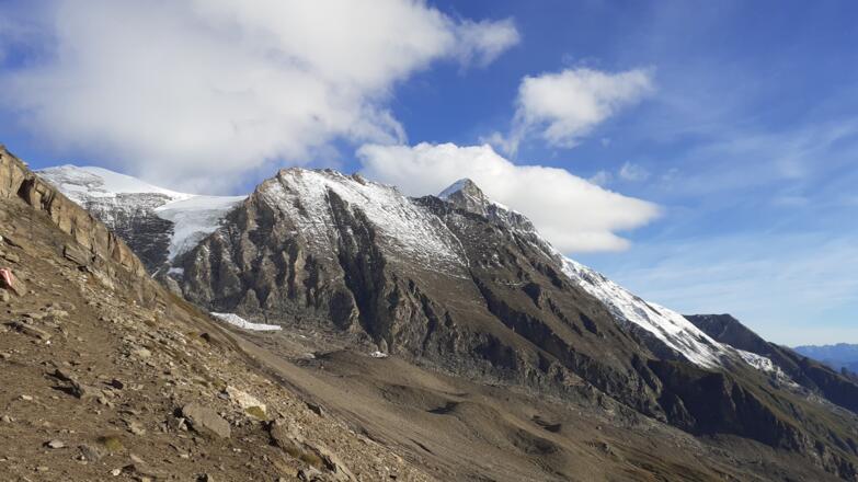 Blick zu den Bratschenköpfen und zum Gr. Wiesbachhorn rechts hinten