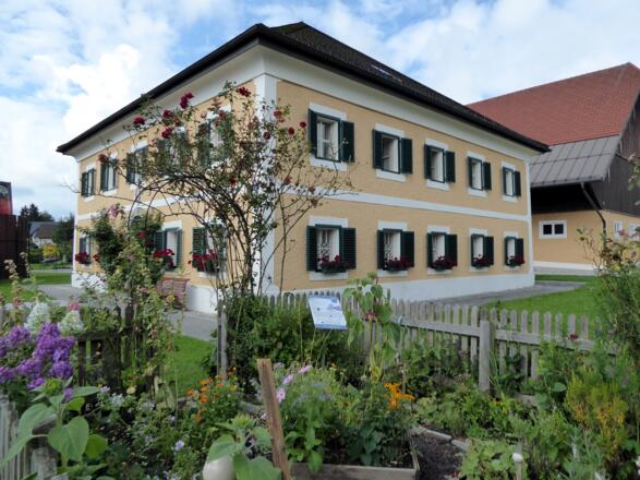 Der Kräutergarten vor dem Gemeindeamt in Seeham.