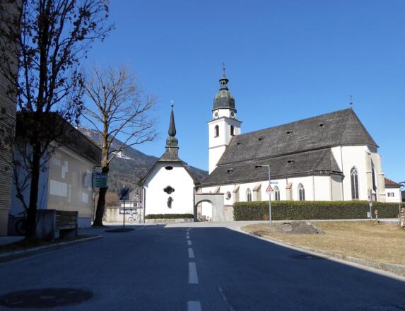Die Pfarrkirche und gegenüber das Museum in Kuchl.