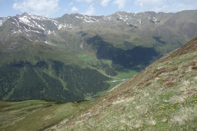 Blick zurück und auf die Häuser und Skiberge von Praxmar